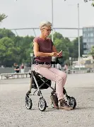 Zusätzliches Produktbild für Leichtgewicht Rollator Elan Plus